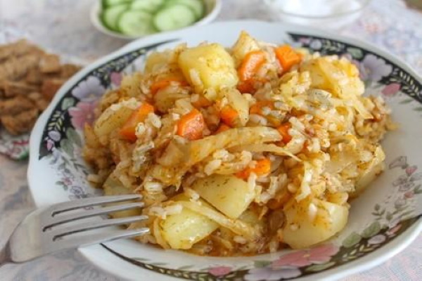 Капуста тушеная с рисом и фаршем. Рецепт на сковороде