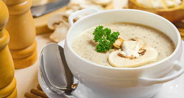 суп пюре с шампиньонами и плавленным сыром и курицей. krem sup iz shampinonov s plavlennym syrom 4. суп пюре с шампиньонами и плавленным сыром и курицей фото. суп пюре с шампиньонами и плавленным сыром и курицей-krem sup iz shampinonov s plavlennym syrom 4. картинка суп пюре с шампиньонами и плавленным сыром и курицей. картинка krem sup iz shampinonov s plavlennym syrom 4. Сырный суп-пюре с грибами и курицей – очень нежное блюдо с кремовой текстурой и приятным ароматом.