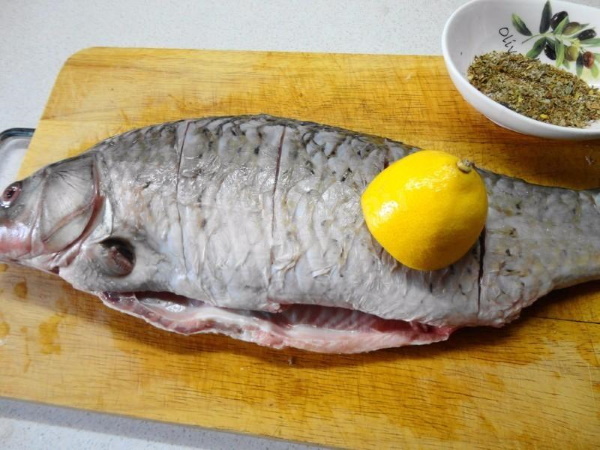 Сазан запеченный в духовке в фольге. Рецепт вкуснее не бывает