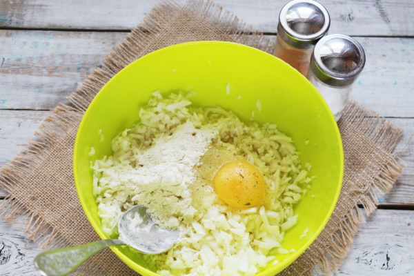 Капустные котлеты. Рецепт с манкой и яйцом на сковороде