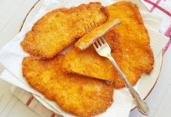 Шницель из куриного филе в сухарях на сковороде. Рецепт с фото