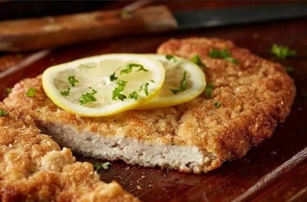 Шницель из куриного филе в сухарях на сковороде. Рецепт с фото