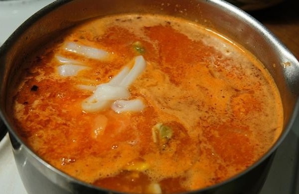 неаполитанский суп с морепродуктами. tomatnyy sup s moreproduktami 8. неаполитанский суп с морепродуктами фото. неаполитанский суп с морепродуктами-tomatnyy sup s moreproduktami 8. картинка неаполитанский суп с морепродуктами. картинка tomatnyy sup s moreproduktami 8. Для посетителей Vgoroden.ru шеф-повар Lounge-hall café Андрей Сулима открывает собственный рецепт приготовления рыбного супа по-неаполитански.