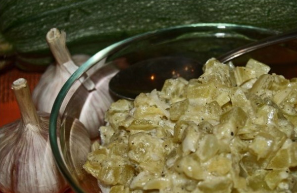 Кабачки с грибами тушеные на сковороде со сметаной, чесноком
