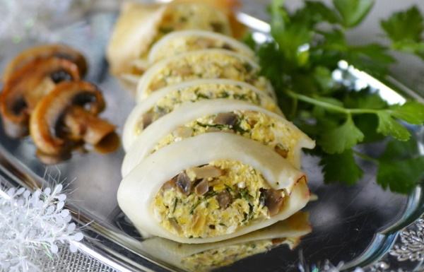Кальмары фаршированные грибами и сыром в духовке. Рецепт