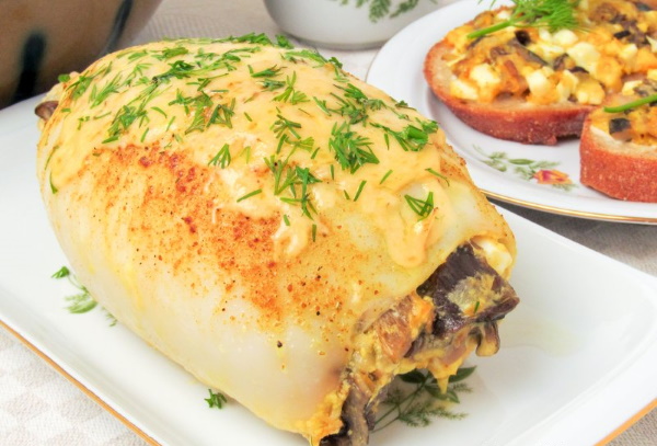 Кальмары фаршированные грибами и сыром в духовке. Рецепт