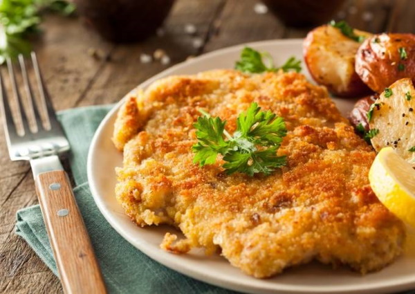 Мясо в панировке на сковороде с сухарями. Рецепт с фото