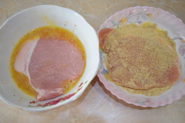 Мясо в панировке на сковороде с сухарями. Рецепт с фото