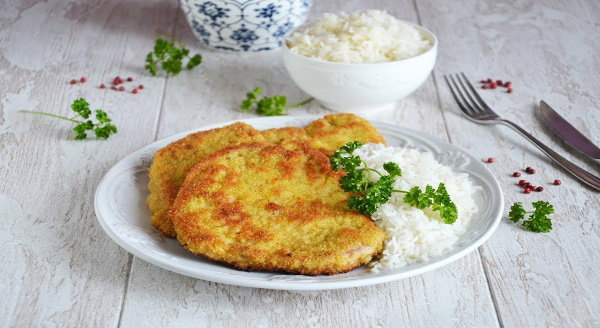 Мясо в панировке на сковороде с сухарями. Рецепт с фото