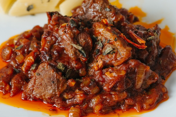 Как вкусно приготовить говядину на сковороде с подливкой, мягкую с мукой