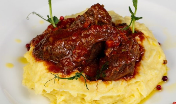 Как вкусно приготовить говядину на сковороде с подливкой, мягкую с мукой