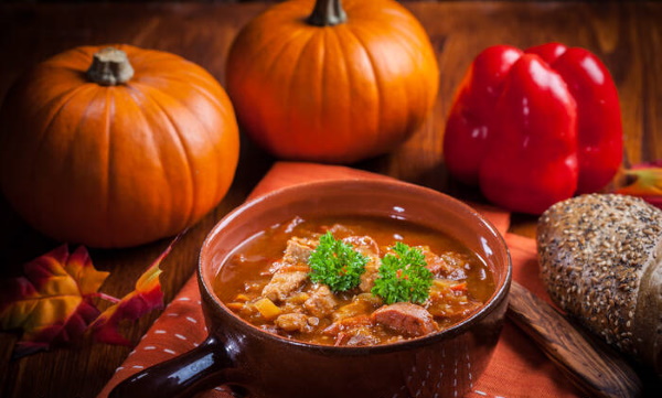 Как вкусно приготовить говядину на сковороде с подливкой, мягкую с мукой