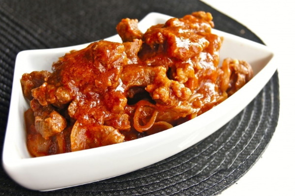 Как вкусно приготовить говядину на сковороде с подливкой, мягкую с мукой