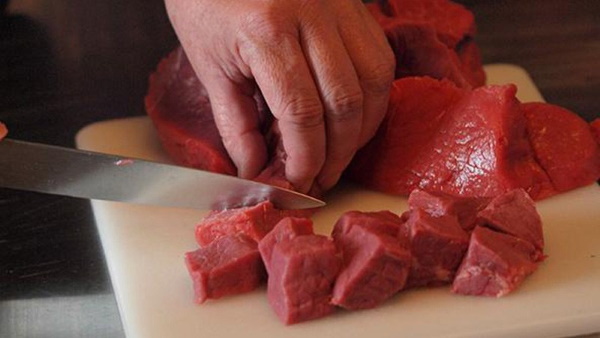 Как вкусно приготовить говядину на сковороде с подливкой, мягкую с мукой