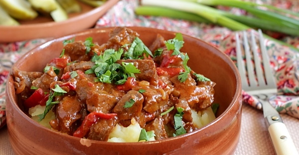 Как вкусно приготовить говядину на сковороде с подливкой, мягкую с мукой