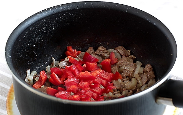 Как вкусно приготовить говядину на сковороде с подливкой, мягкую с мукой