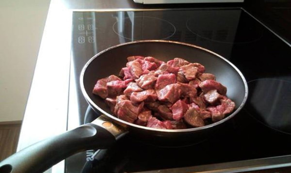 Как вкусно приготовить говядину на сковороде с подливкой, мягкую с мукой
