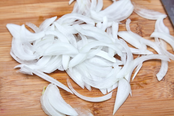 Как вкусно приготовить говядину на сковороде с подливкой, мягкую с мукой