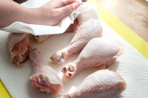 Куриные ножки на сковороде с подливкой из сметаны, томата, лука