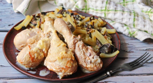 Куриные ножки на сковороде с подливкой из сметаны, томата, лука