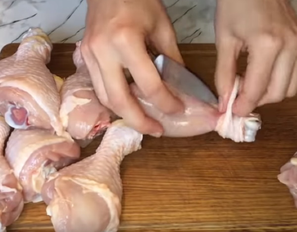 Куриные ножки на сковороде с подливкой из сметаны, томата, лука