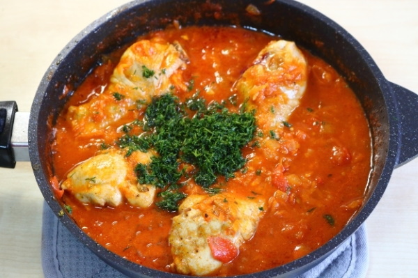 Куриные ножки на сковороде с подливкой из сметаны, томата, лука