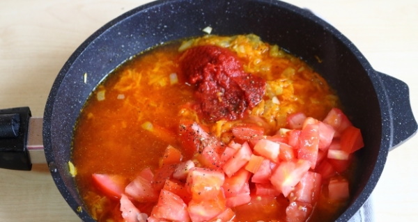 Куриные ножки на сковороде с подливкой из сметаны, томата, лука