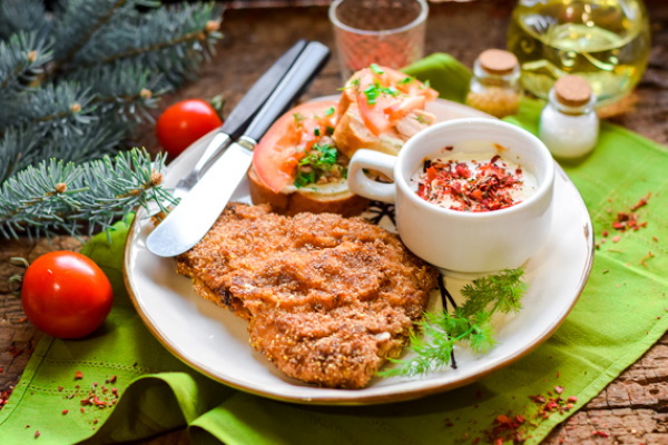 Куриные отбивные в панировочных сухарях на сковороде. Рецепт