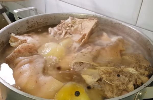 Мясо, прессованное из свиной головы в домашних условиях. Рецепт