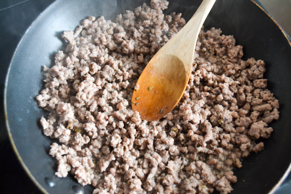 Спагетти с фаршем на сковороде с томатной пастой, помидорами