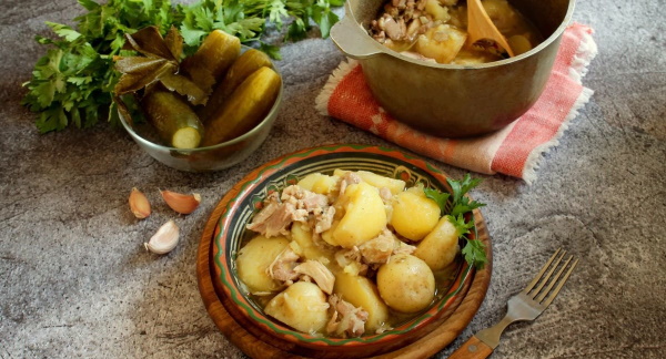 Курица с картошкой и овощами в казане на костре. Рецепт