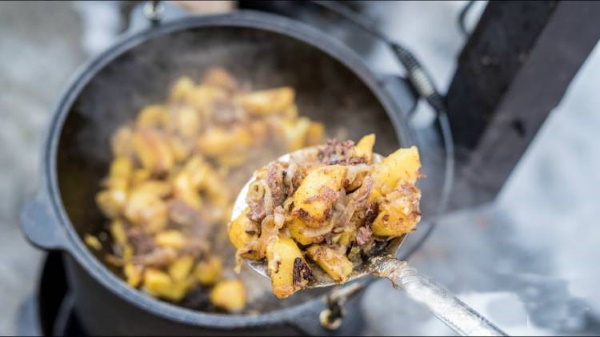 Курица с картошкой и овощами в казане на костре. Рецепт