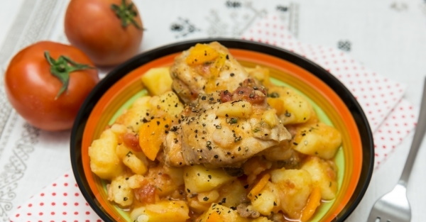 Курица с картошкой и овощами в казане на костре. Рецепт