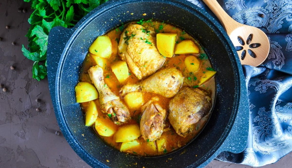 Курица с картошкой и овощами в казане на костре. Рецепт