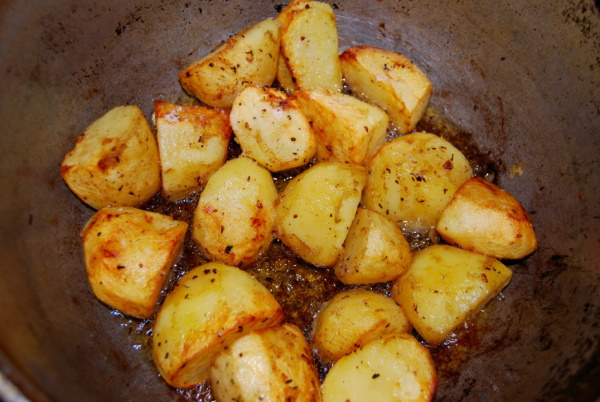 Курица с картошкой и овощами в казане на костре. Рецепт