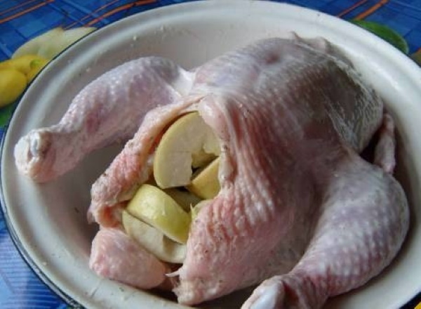Целая курица с картошкой в духовке на протвине. Рецепт