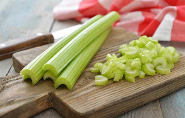 Целая курица с картошкой в духовке на протвине. Рецепт