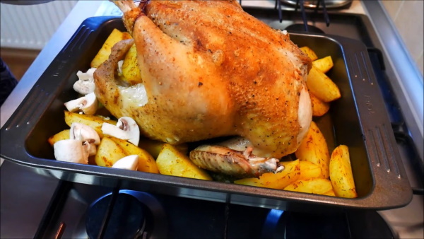 Целая курица с картошкой в духовке на протвине. Рецепт