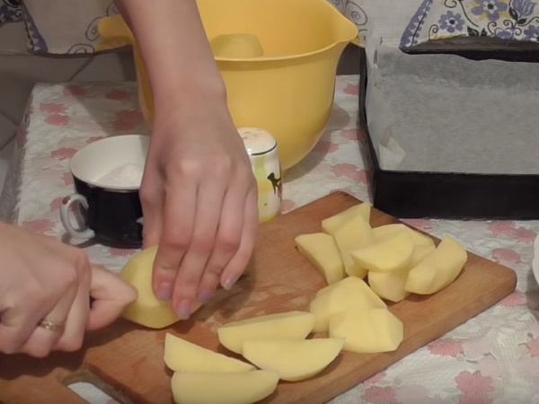 Целая курица с картошкой в духовке на протвине. Рецепт