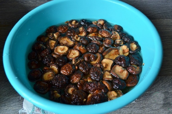 Целая курица с картошкой в духовке на протвине. Рецепт