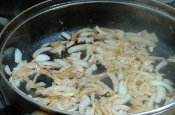 Салат из печени говяжьей с огурцами солеными, маринованными, свежими