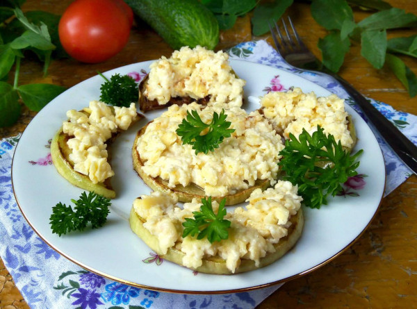 Кабачки с сыром и чесноком на сковороде. Рецепт с фото