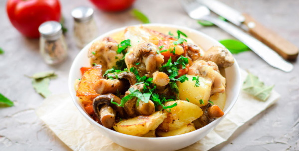 Картошка с грибами и курицей на сковороде тушеная, жареная