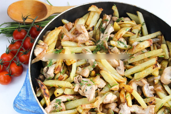 Картошка с грибами и курицей на сковороде тушеная, жареная