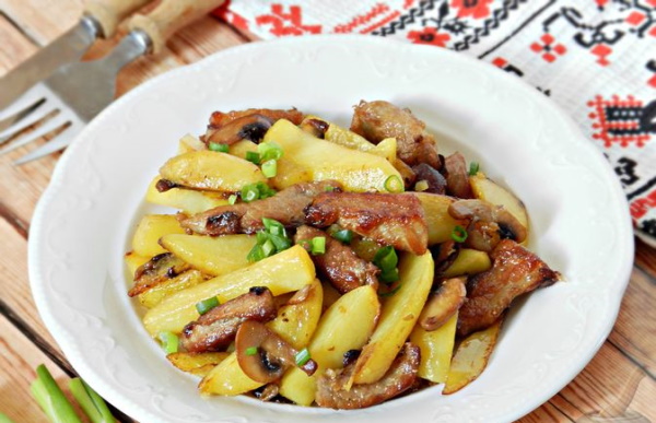 Картошка с грибами и курицей на сковороде тушеная, жареная
