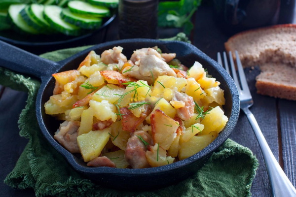 Картошка с грибами и курицей на сковороде тушеная, жареная