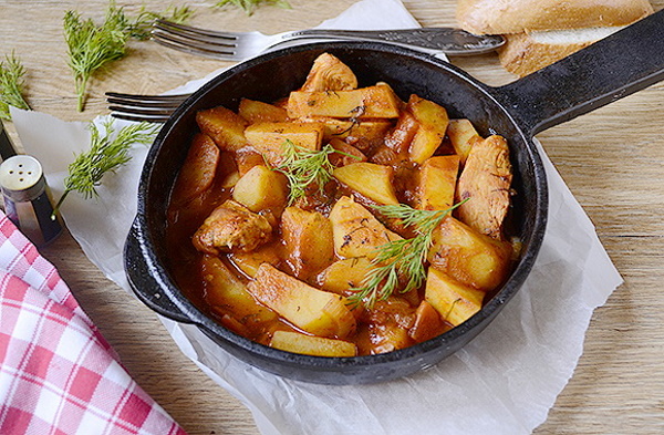 Картошка с грибами и курицей на сковороде тушеная, жареная