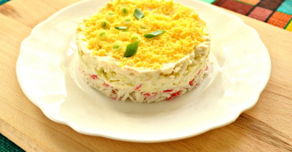 Крабовый салат с копченой колбасой. Рецепт с кукурузой, огурцом, рисом