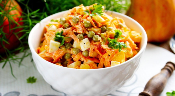 Крабовый салат с копченой колбасой. Рецепт с кукурузой, огурцом, рисом