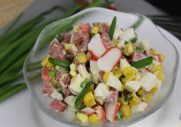 Крабовый салат с копченой колбасой. Рецепт с кукурузой, огурцом, рисом
